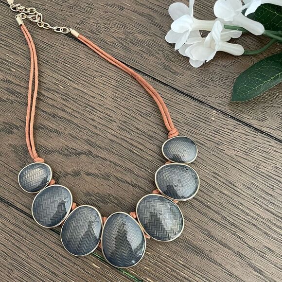 ST. THOMAS Gray Textured Oval‎ Medallion Bib Statement Necklace leather strand - Picture 1 of 6